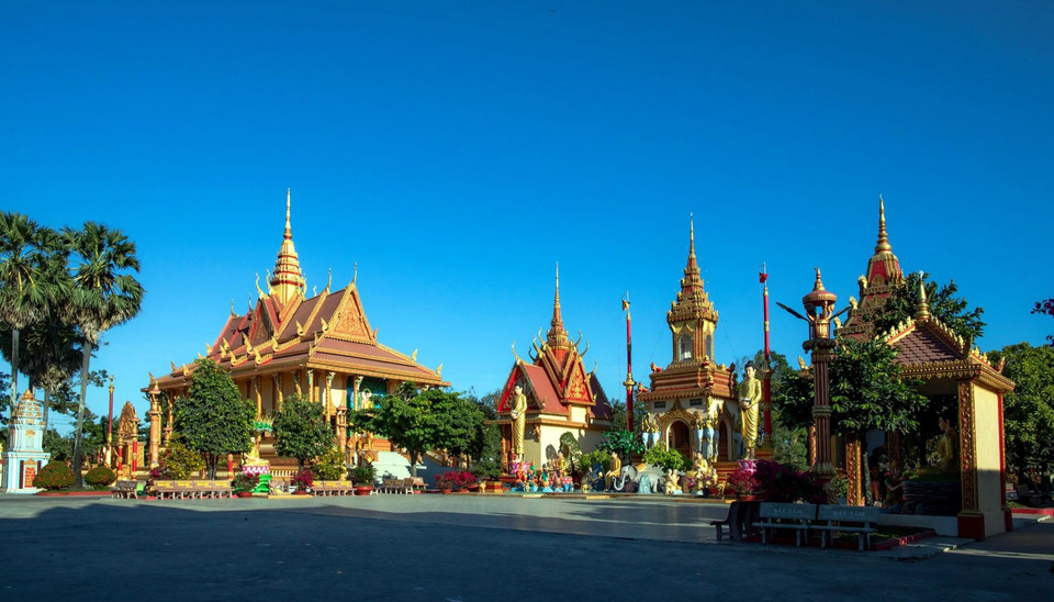 Avec ses couleurs rouge et or, la pagode est toujours brillante sous le soleil.