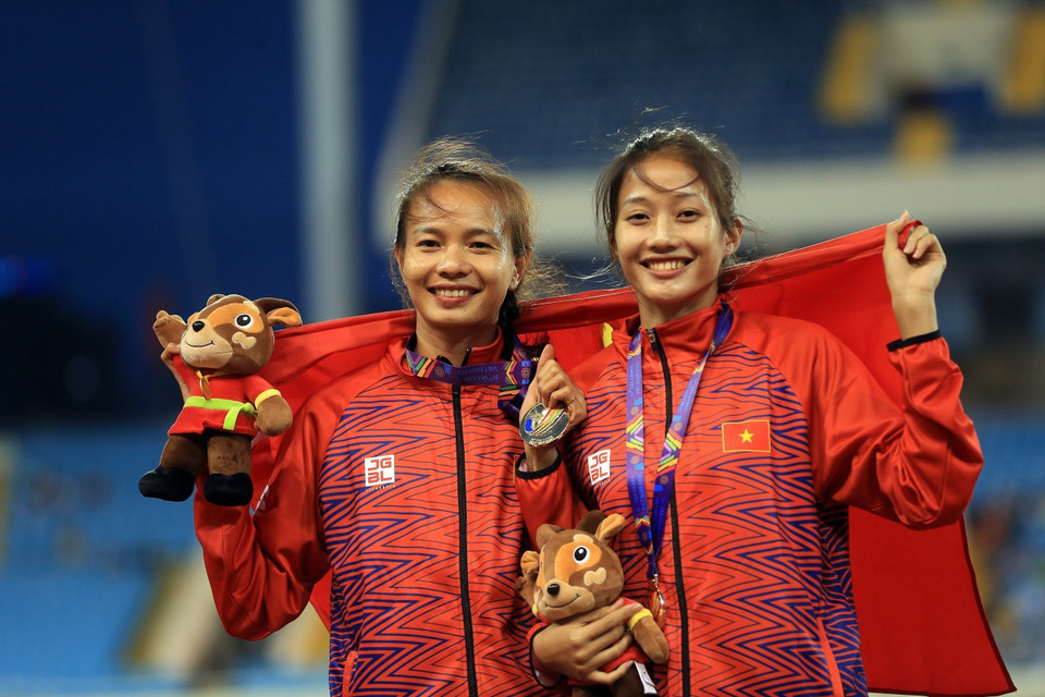 L'athlète Pham Thi Diem (gauche) a remporté la médaille d'or au saut en hauteur avec un une performance de 1,78 m et l'athlète Pham Quynh Giang a décroché le bronze.