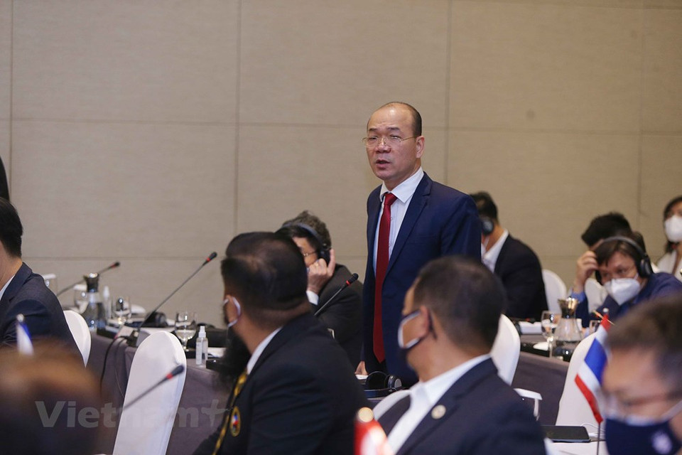 La capitale Hanoï qui accueille 18 compétitions dans le cadre des 31es Jeux d'Asie du Sud-Est accélère les derniers préparatifs. Le vice-ministre de la Culture, des Sports et du Tourisme, Hoàng Dào Cuong, a souligné que les 31es Jeux d'Asie du Sud-Est ouvriraient une série d'événements internationaux. Par conséquent, il s’agira d’un coup de pouce pour le tourisme de Hanoï et dans tout le pays. Alors, il a exhorté un meilleur préparatif et une coopération étroite entre les unités municipales et les départements du ministère de la Culture, des Sports et du Tourisme pour les cérémonies d’ouverture et de clôture de cet événement. Photo: VietnamPlus