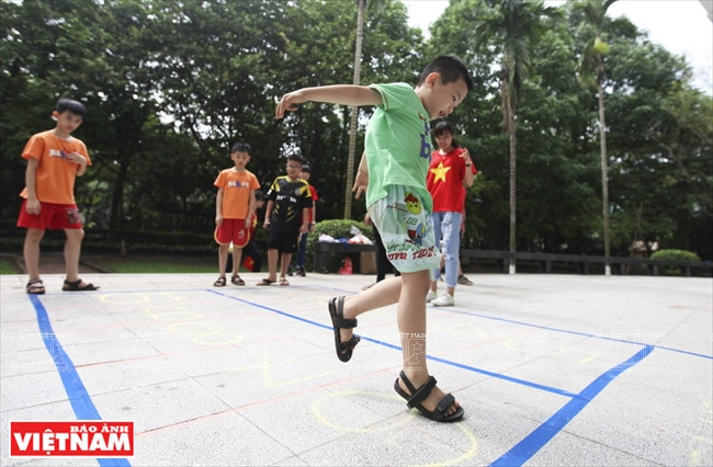 La marelle est un des jeux préférés des enfants. Photo: VNA