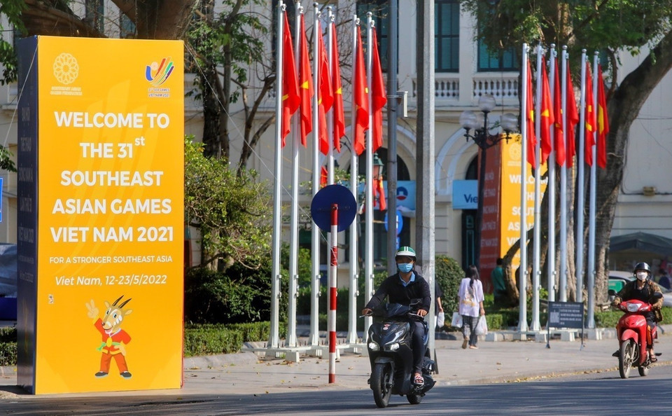 Une affiche sur les SEA Games 31 près du lac Hoan Kiem (Épée restituée).