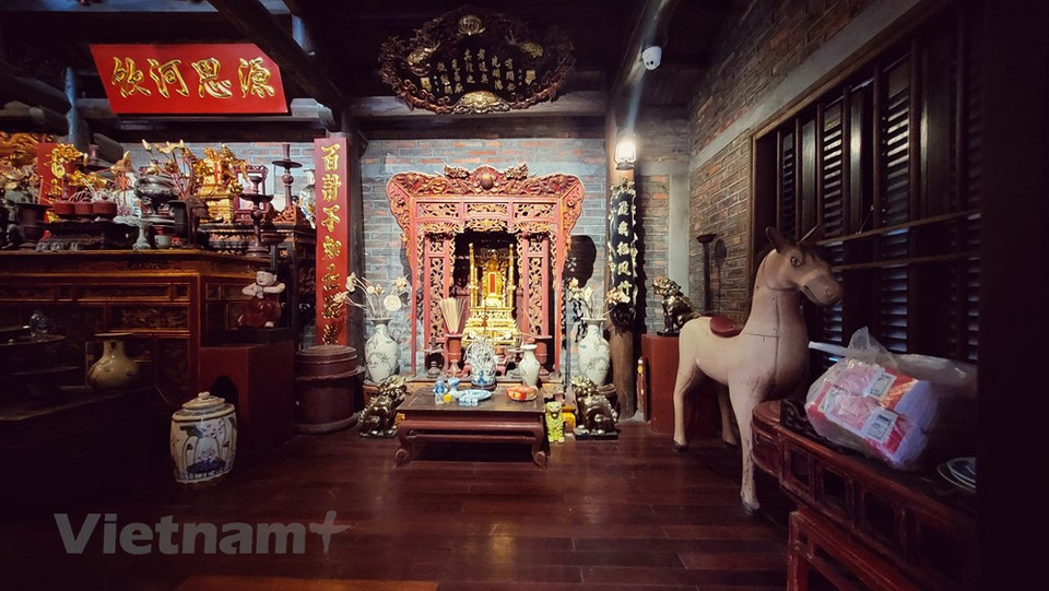 À Bat Tràng, les visiteurs peuvent non seulement acheter de la céramique mais aussi découvrir les techniques de production dans les ateliers. En partant du centre de Hanoï, il faut compter environ 20 minutes en voiture et 40 minutes en moto pour y parvenir. Loin du rythme effréné de la capitale, le village de la céramique se cache sous l'ombre des bambous. Malgré tout, on peut observer que la modernisation a eu un impact sur le village. Il y a plus de 10 ans, les touristes pouvaient encore visiter Bat Tràng sur des chars à buffle et se promener sur le chemin du village, entre les maisons en torchis et les meules de paille. Aujourd’hui, les magasins poussent comme des champignons et les anciens fours ont laissé place aux machines électriques.