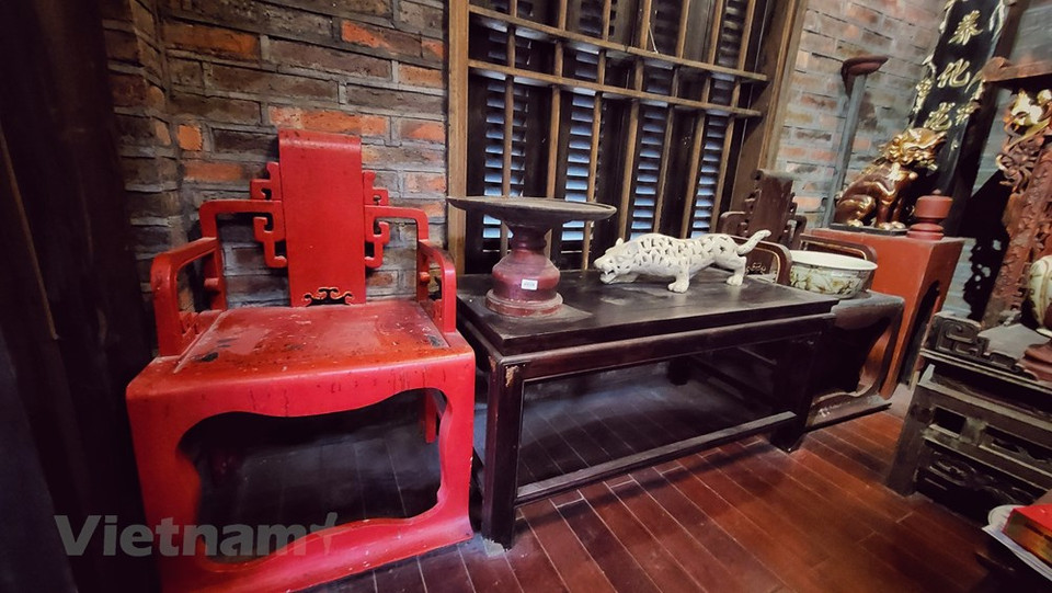 Le Vietnam compte de nombreux villages de métier. La plupart d’entre eux sont faciles d’accès. Ici, les touristes peuvent étudier le processus de production, acheter des produits artisanaux et mieux comprendre la richesse culturelle du pays. En effet, le pays compte plus de 2.500 villages de métier dont 400 traditionnels. Le delta du fleuve Rouge en possède le plus, les plus célèbres étant le village de céramique de Bat Tràng, le village de soie de Van Phuc, celui de vannerie de Phu Vinh, celui d’incrustation de nacre de Chuyên My, celui de broderie de Quât Dông à Hanoï, ou le village de production d’objets en bronze du village de Dai Bai…