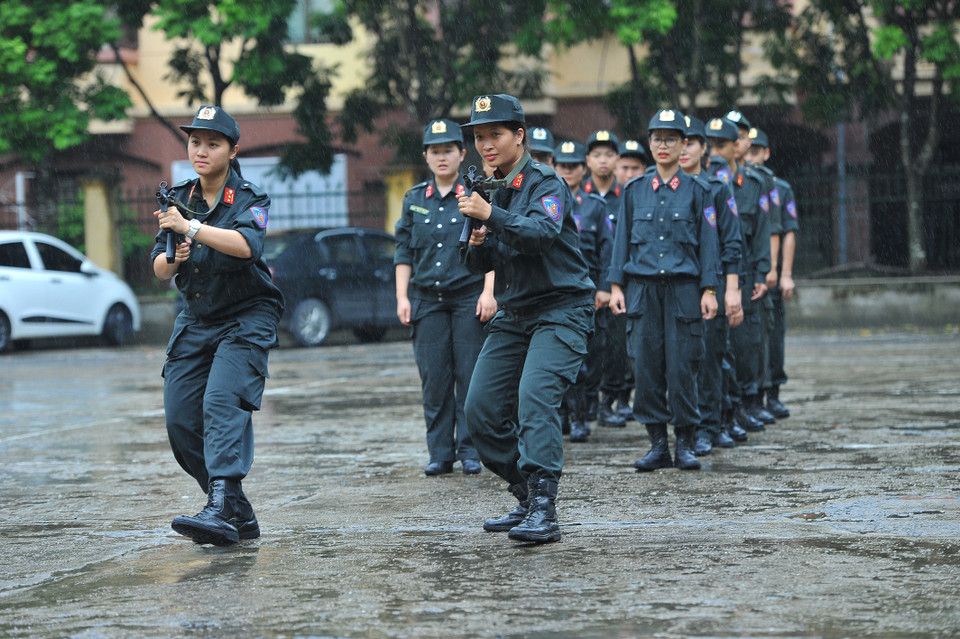 Des femmes policières de la province de Ninh Binh s'exerçant avec enthousiasme.