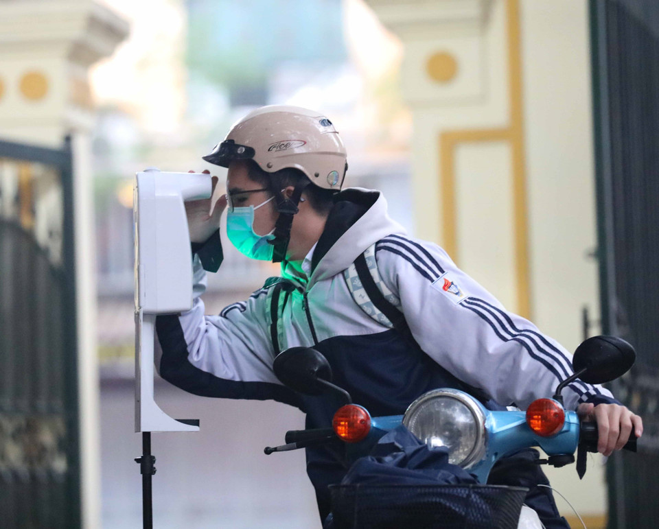 Contrôle de la température corporelle avant d'entrer dans l'école. 