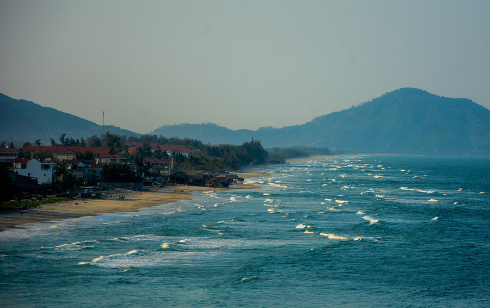 Bourg de Lang Co (district de Phu Loc, province de Thua Thien-Hue) vue du col de Hai Van. Photo: VNA