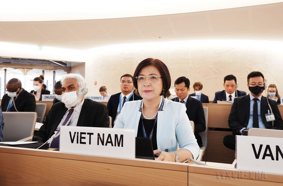 L'ambassadrice, cheffe de la délégation permanente du Vietnam auprès des Nations Unies, de l'OMC et d'autres organisations internationales à Genève, Le Thi Tuyet Mai, dirige la délégation vietnamienne à la 51e session du Conseil des droits de l'homme des Nations Unies, ayant à Genève, le 12 septembre 2022.