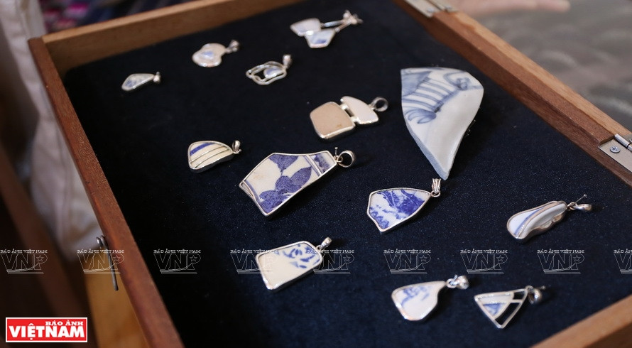 La créatrice australienne transforme des pièces de céramique en bijoux. 