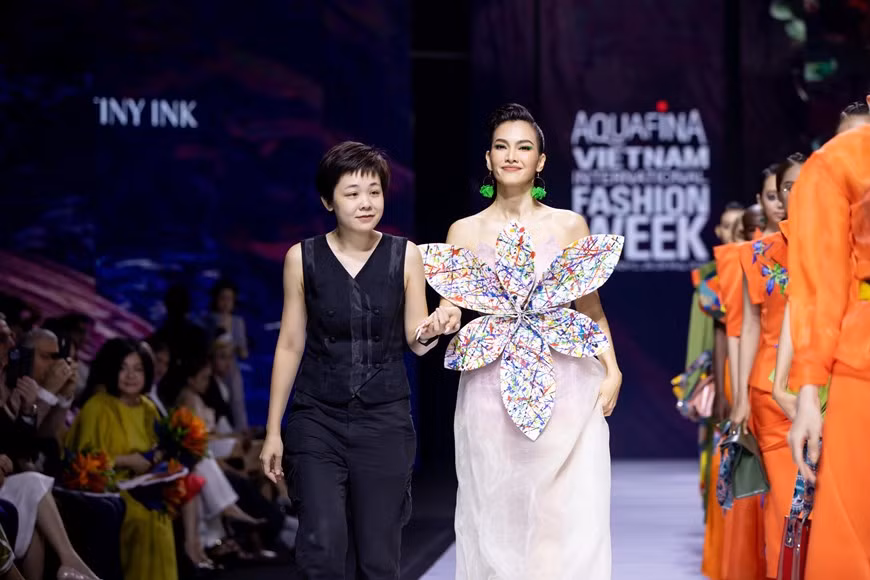 La stylist Hoang Quyen et la vedette de la collection.