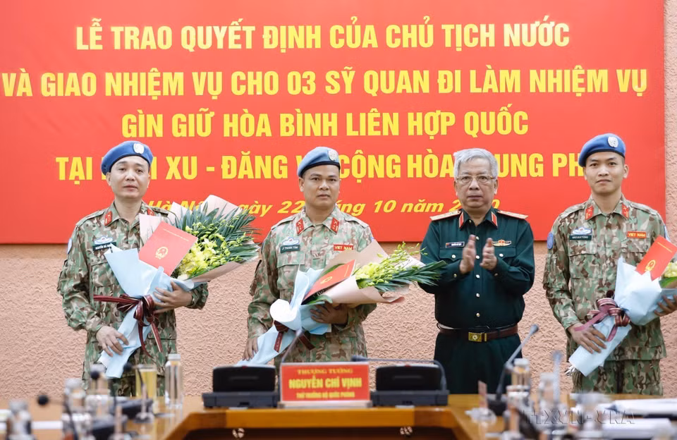 Le général de corps d'armée Nguyen Chi Vinh, vice-ministre de la Défense, a remis la décision du président à trois officiers pour mener la mission de maintien de la paix de l'ONU au Soudan du Sud et en République centrafricaine, le 22 octobre 2020 à Hanoï.