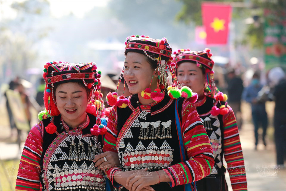 Une myriade de couleurs du costume traditionnel d'habitants de la province septentrionale de Dien Bien lors d'un marché de la région montagneuse reconstitué à Hanoï.