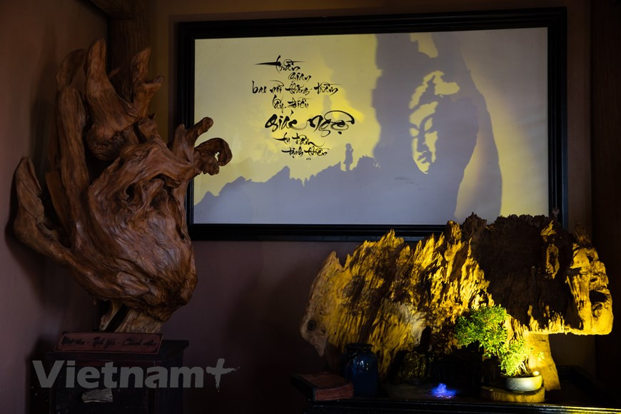 Le musée s'inspire de l'image d'une plaque tournante - un outil indispensable pour les potiers. Le musée comprend trois étages. Le premier est l’endroit où les artistes peuvent exposer leurs œuvres, favorisant ainsi la connexion entre eux et les visiteurs. C’est également le lieu propice aux événements sur la poterie, aux festivals culturels... Les 2ème et 3ème étages - la zone centrale du musée - est le lieu d’exposition de poteries d'art, dont des types d’émaux anciens et modernes, avec les changements de couleurs, de formes et de motifs décoratifs..., ce qui permet aux visiteurs d'avoir un aperçu général sur l'histoire du village artisanal.