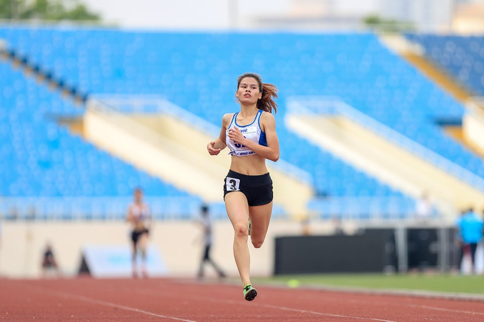 La Fédération d'athlétisme du Vietnam organise les 25 et 26 avril à Hanoï un tournoi préparatoire aux 31es Jeux d'Asie du Sud-Est (SEA Games 31). Une bonne centaine athlètes participent à de nombreuses épreuves telles que : 100m, 400m, 800m, 5.000m, relais 4x100m, saut en longueur, haltérophilie, lancer du disque… C'est une occasion pour la Fédération d'évaluer le niveau des athlètes et l'état des équipements du stade national My Dinh où se dérouleront des épreuves de l'athlétisme des SEA Games 31 prévus en mai prochain. Selon le Comité d'organisation, plus de 150 arbitres dont 120 vietnamiens sont attendus aux SEA Games 31 et le jury comprendra 28 experts de la Fédération de l'athlétisme d’Asie. Photo: VietnamPlus