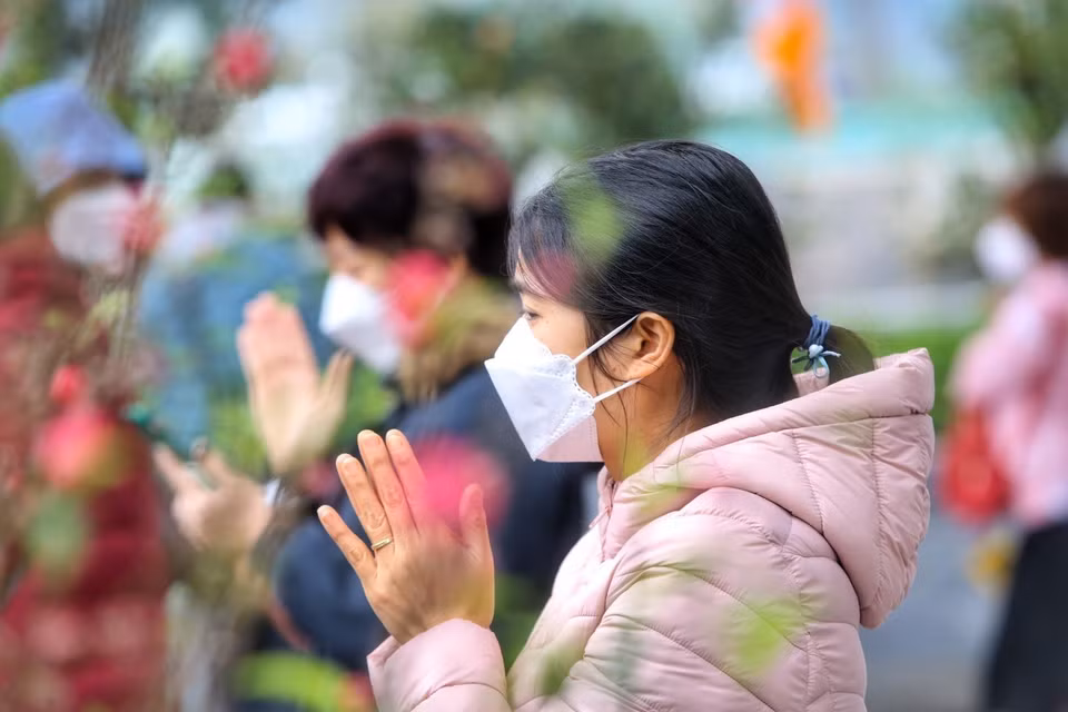 Depuis longtemps, aller à la pagode au printemps est devenu un élément spirituel lié à la culture et à la croyance des Vietnamiens, et est transféré de génération en génération. Les pagodes sont présentes dans n’importe où habitent les Vietnamiens.