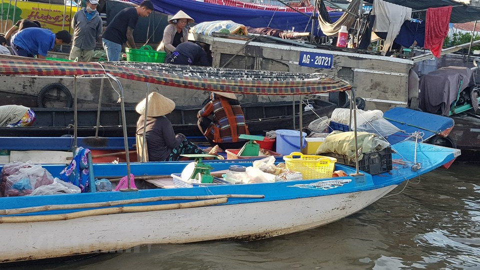 En 2016, le marché flottant de Cai Rang a été reconnu par le ministère de la Culture, des Sports et du Tourisme comme patrimoine culturel immatériel national. Cet endroit est une destination intéressante pour ceux qui aiment explorer la culture de la région du delta du Mékong. Développement durable oblige, tous les programmes de préservation et de valorisation du marché flottant de Cai Rang doivent garantir l'équilibre des intérêts entre les commerçants, les agriculteurs, les touristes et l'État. Si donc toutes les initiatives sont les bienvenues, il faut s'assurer que le marché ne perde ni son authenticité ni son charme unique. En 2019, le Magazine Rough Guide (Royaume-Uni) a élu le marché flottant de Cai Rang comme l'un des 10 marchés les plus impressionnants au monde, décrivant une caractéristique particulièrement sophistiquée comme les bateaux de vente "tropicaux colorés". Photo: VietnamPlus