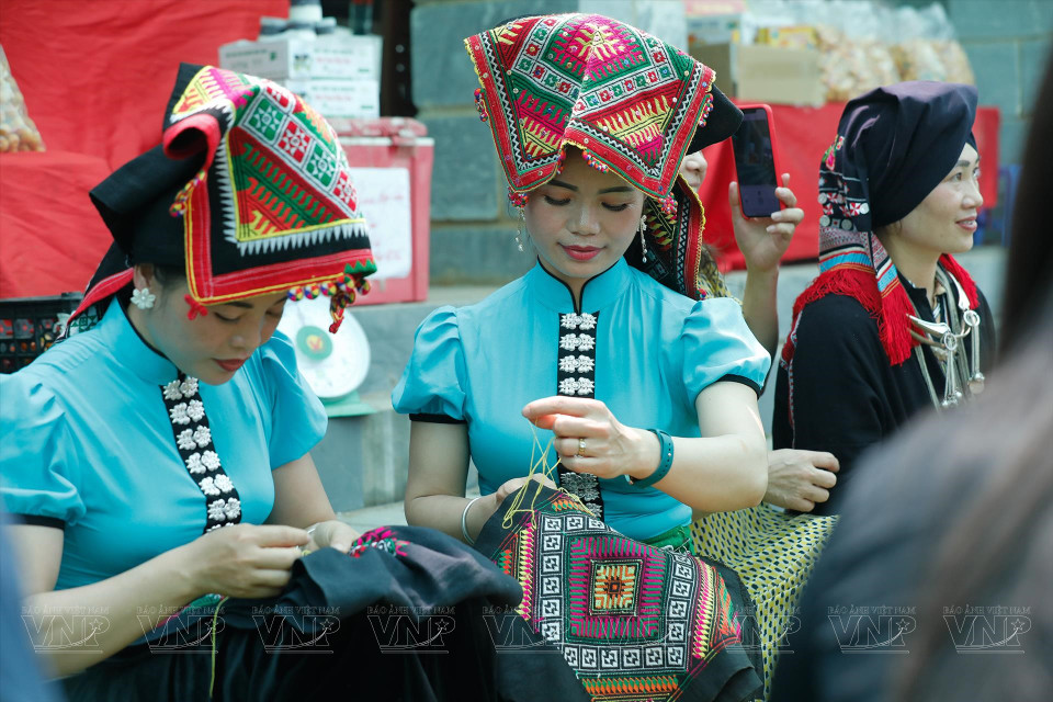 Les visiteurs peuvent apprendre à confectionner des costumes traditionnels de l'ethnie Thaï.
