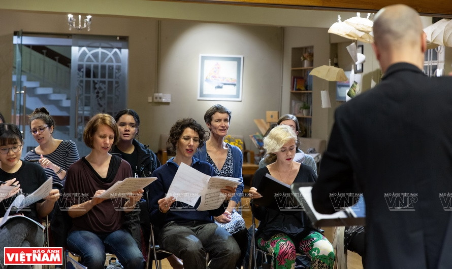Elle participe à la chorale Hanoi Voices.