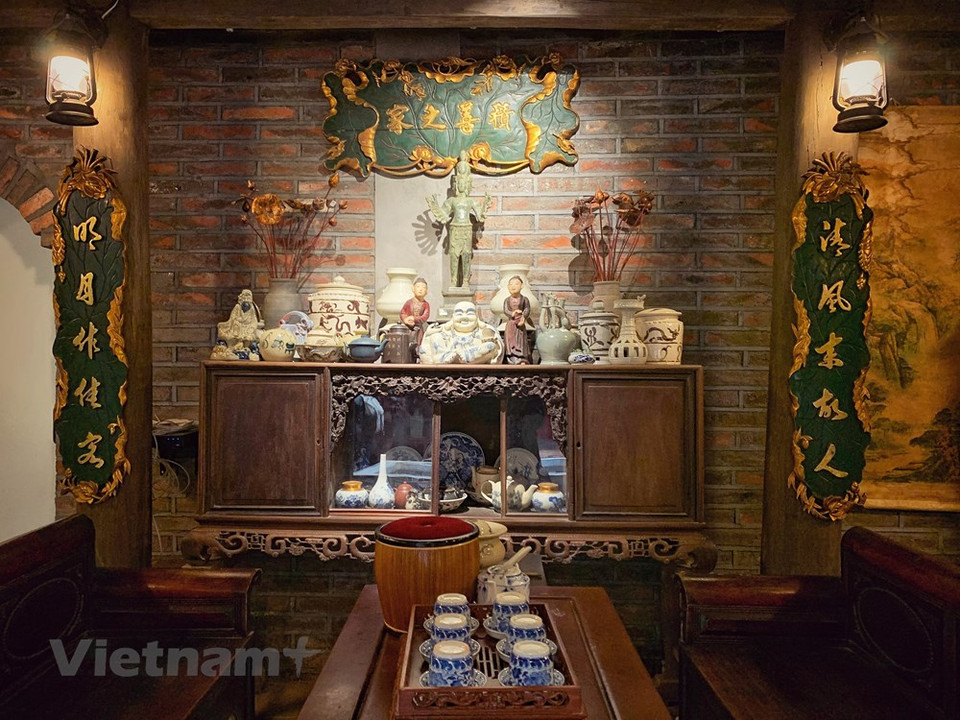  De son vrai nom Nguyên Van Tài, l’écrivain Kim Lân (1920-2007) est issu d’une famille de paysans pauvres. Il connaît une enfance difficile. Il se fait ouvrier laqueur de socques et d’objets artisanaux. Dans sa première nouvelle « Dua con nguoi vo le » (L’enfant de la concubine) publiée en 1941, il relate ses propres souvenirs. Après la Révolution d’Août 1945, il adhère à l’Association culturelle pour le Salut national et devient écrivain professionnel. La maison sur pilotis 150 dans le village de Bat Trang a un autel dédié à l’écrivain Kim Lan et à son épouse, car il appartient à l’un des enfants du couple. Avant l’apparition de la pandémie de COVID-19, la maison sur pilotis 150 accueillait chaque jour de nombreux touristes étrangers. Le salon est situé au deuxième étage et décoré de nombreuses anciennes céramiques. 