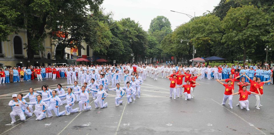  Performance de plus de 2.000 membres de l'Association de santé en plein air pour les personnes âgées de la ville de Hanoï.