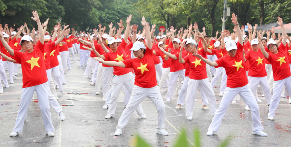 Performance de plus de 2.000 membres de l'Association de santé en plein air pour les personnes âgées de la ville de Hanoï.
