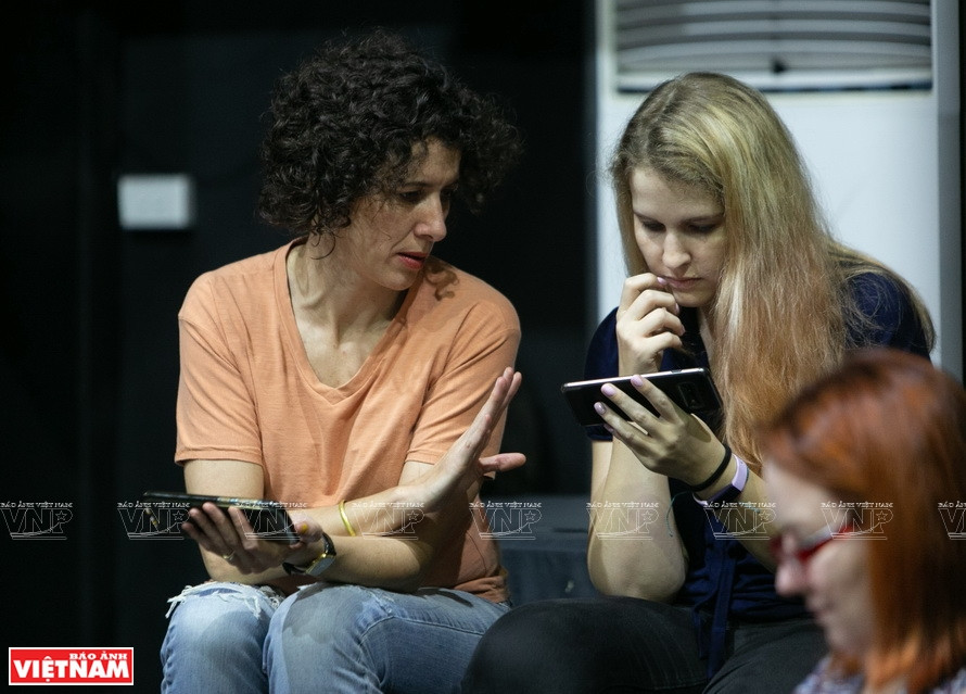 Anne Sophie et ses amis découvrent la culture et l'art vietnamiens.