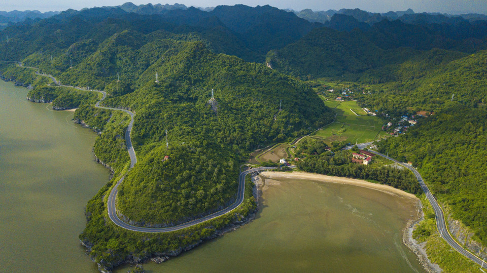 L’archipel de Cat Bà dans le district de Cat Hai, à Hai Phong (Nord), est non seulement un lieu de croisières attrayantes, mais aussi une réserve de biosphère avec une flore et une faune diversifiées.
