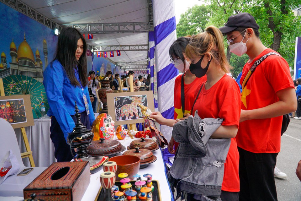 Le vice-ministre d’Information et de la Communication Pham Anh Tuan, chef du sous-comité de l’information et de la communication des 31e SEA Games, a présidé le 6 mai une réunion pour examiner le travail de préparation avant le début de la compétition. Pour préparer les 31e Jeux d’Asie du Sud-Est en 2021 (SEA Games 31), le sous-comité de l’information et de la communication a créé un site Web spécifique au nom de domaine officiel : Seagames2021.com, un Centre international de presse (MPC) et un Centre international de télévision au Centre national des congrès qui devraient être mis en service le 9 mai et des salles de presse locales.