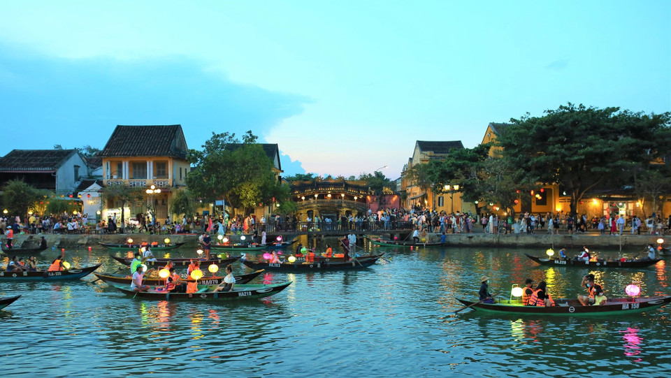 Le service de transport de touristes sur la rivière Hoai est également à nouveau animé.