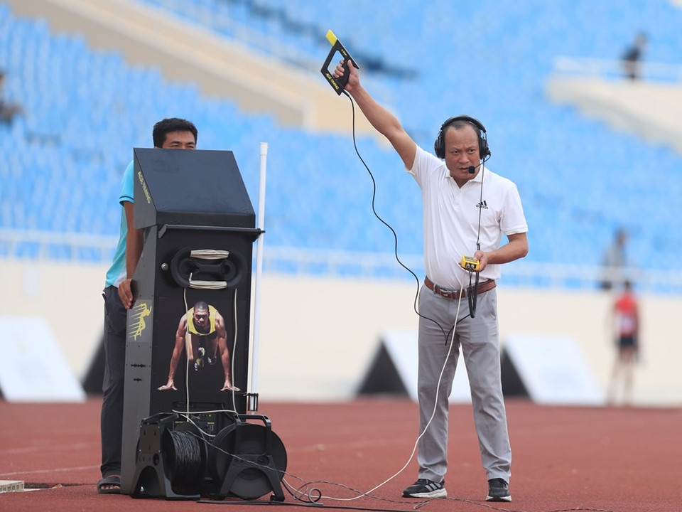 Lors de ce tournoi, de nombreux nouveaux équipements importés d'Europe ont été installés, exploités et testés. Le comité d'organisation est en train de compléter l'infrastructure et l'équipement pour assurer les meilleurs services pour SEA Games 31. L'athlétisme vietnamien se fixe l'objectif de remporter entre 16 et 18 médailles d'or aux SEA Games 31. L'athlétisme des SEA Games 31 réunira des sportifs de onze pays et comprendra 47 épreuves qui seront organisées au complexe sportif national My Dinh à Hanoï. L'équipe vietnamienne se compose de 80 athlètes qui sont déterminés à conserver leur première place régionale. Le stade My Dinh à Hanoï accueillera l'ouverture et le match final de l'épreuve de football des SEA Games 31 et des épreuves d'athlétisme. Les travaux de modernisation du stade sont aujourd'hui terminés. Photo: VietnamPlus