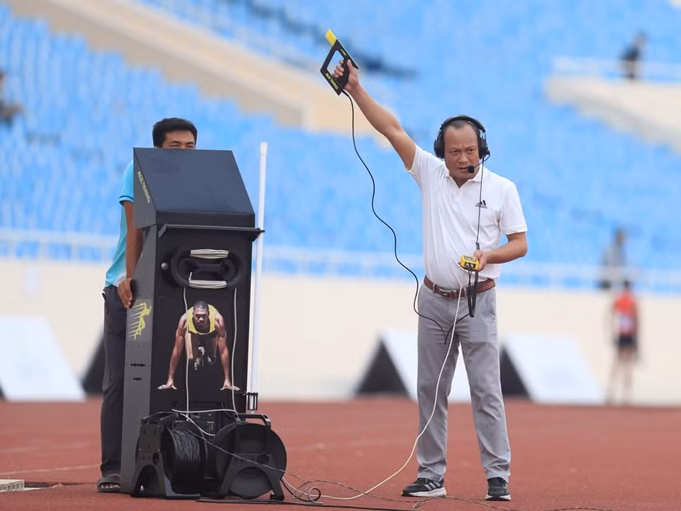 Lors de ce tournoi, de nombreux nouveaux équipements importés d'Europe ont été installés, exploités et testés. Le comité d'organisation est en train de compléter l'infrastructure et l'équipement pour assurer les meilleurs services pour SEA Games 31. L'athlétisme vietnamien se fixe l'objectif de remporter entre 16 et 18 médailles d'or aux SEA Games 31. L'athlétisme des SEA Games 31 réunira des sportifs de onze pays et comprendra 47 épreuves qui seront organisées au complexe sportif national My Dinh à Hanoï. L'équipe vietnamienne se compose de 80 athlètes qui sont déterminés à conserver leur première place régionale. Le stade My Dinh à Hanoï accueillera l'ouverture et le match final de l'épreuve de football des SEA Games 31 et des épreuves d'athlétisme. Les travaux de modernisation du stade sont aujourd'hui terminés. Photo: VietnamPlus