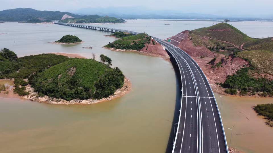 La route est équipée d'un système de transport intelligent fonctionnant 24 heures sur 24 et dans toutes les conditions météorologiques. 