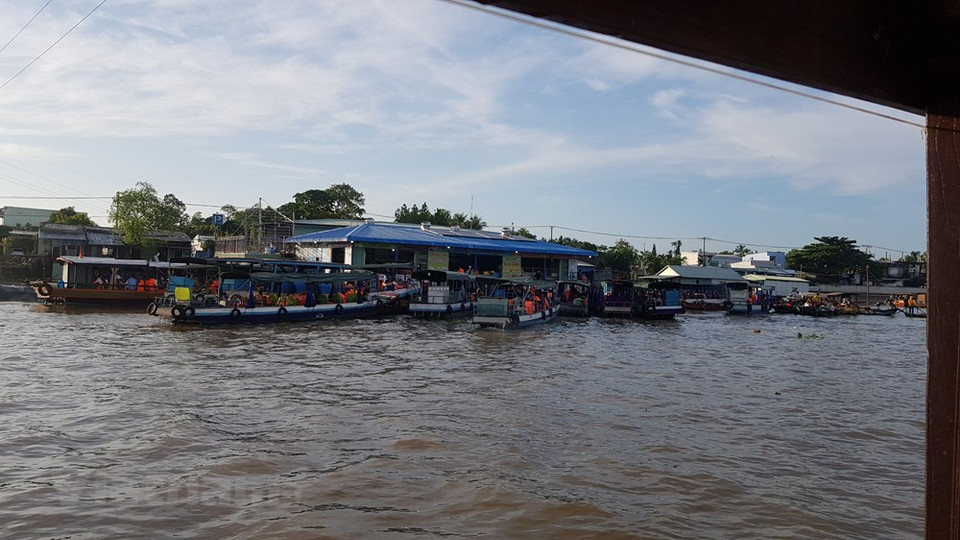 L'autre version, plus plausible, le nom Cai Rang viendrait de "Karan", une sorte de fourneau en argile que vendaient les Khmers dans l’antiquité sur ce marché flottant. Le mot "Karan" aurait été vietnamisé en Cai Rang, devenu depuis le nom du marché. Apparu au début du XXe siècle, le marché flottant de Cai Rang se trouve au croisement des rivières Cân Thơ, Dâu Sâu, Cai Son et Cai Rang. Dans les années 1990, afin d'assurer la fluidité de la circulation nautique, le marché a été déplacé. Aujourd’hui, il est situé en aval de la rivière Cân Tho, à 600m du pont de Cai Rang. Photo: VietnamPlus