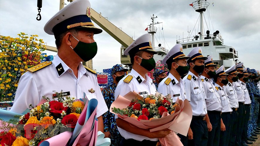 Ces visites traduisent l’attention accordée par les autorités et la population aux forces en poste dans les zones maritimes et insulaires du pays. Photo: VNA 