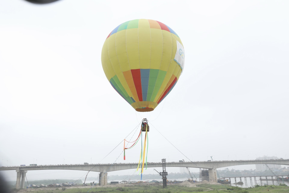 Des montgolfières colorées dans le ciel de la capitale. 