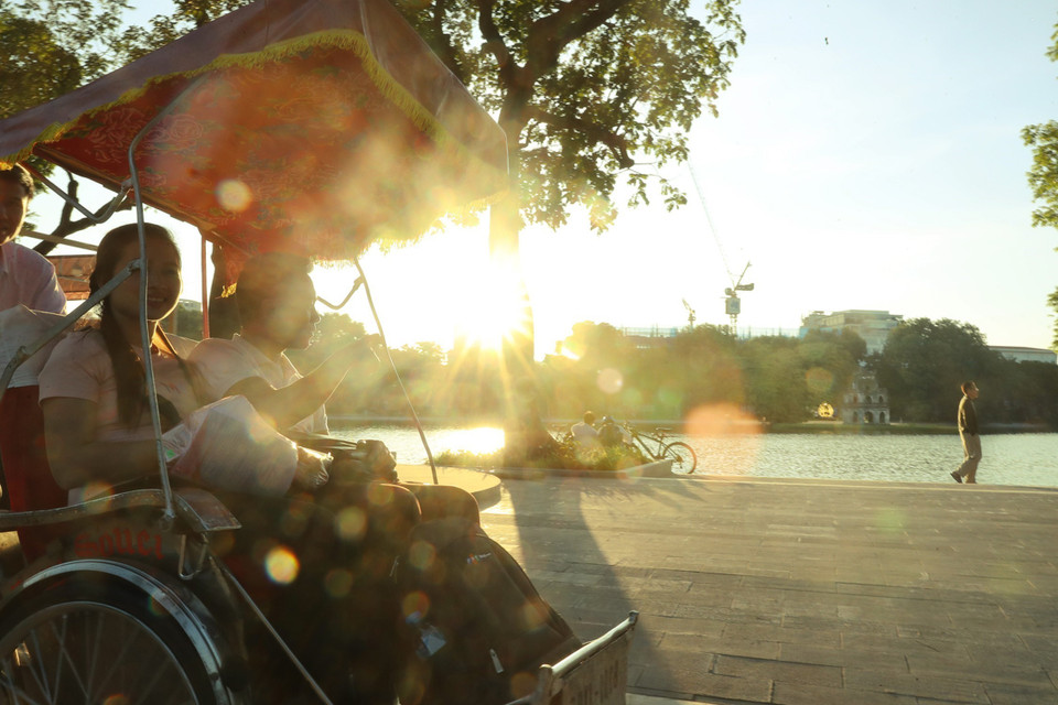 "N'oubliez pas de vous promener dans le Vieux quartier avec ses rues historiques et de découvrir les bijouteries, les boutiques de tissus, les fleuristes. Ou en banlieue, où vous pourrez visiter le village de Dong Ngac qui est presque inchangé depuis des siècles. Si vous voulez une expérience encore plus spéciale, l'hôtel de l'Opéra près de l'Opéra de Hanoï est un bon choix dans cette belle capitale", a rapporté CNN. 