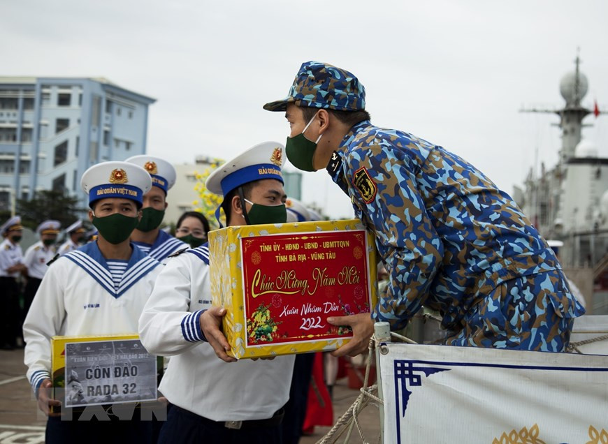 Des cadeaux sont embarqués à bord d’un navire pour les livrer aux cadres et soldats en mission sur le complexe de plates-formes DK1 et le district de Con Dao. Photo: VNA
