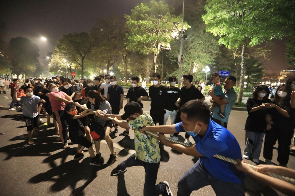 Les joueurs du "tir à la corde" doivent coordonner de manière synchrone la force, l'intelligence et la volonté pour pouvoir gagner. Photo: VNA