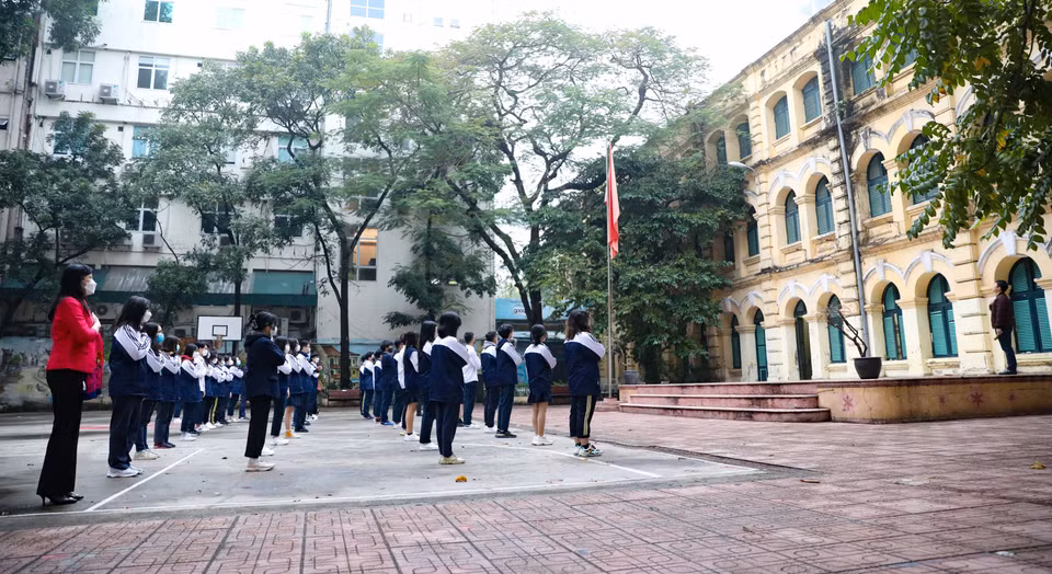 Le matin du 7 février 2022, les élèves de terminale du lycée Viet Duc, comme de nombreuses autres écoles de la capitale, sont retournés à l'école.