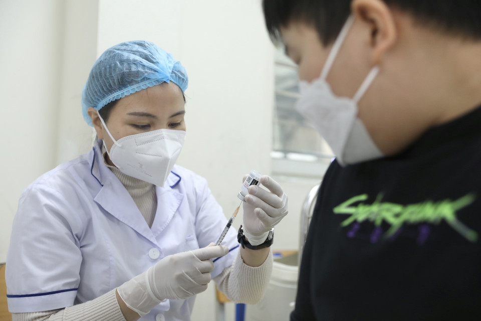 Deux vaccins ont été approuvés pour cette tranche d’âge: le Comirnaty de Pfizer/BioNtech et le Spikevax de Moderna. 