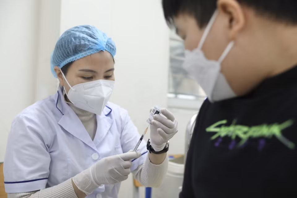 Deux vaccins ont été approuvés pour cette tranche d’âge: le Comirnaty de Pfizer/BioNtech et le Spikevax de Moderna. 