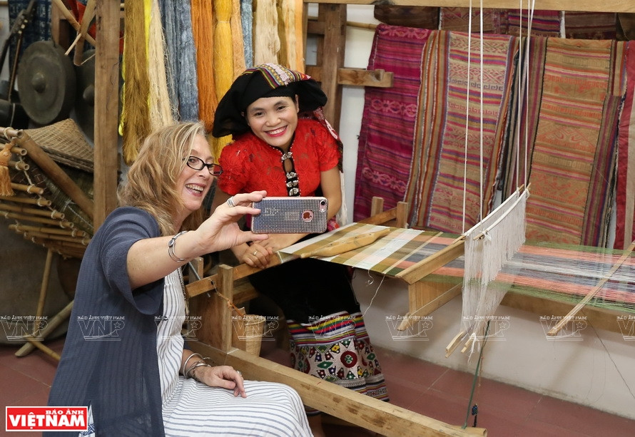  Cynthia Mann et son amie vietnamienne Sam Thi Tinh, propriétaire de la marque Hoa Tien Brocade.