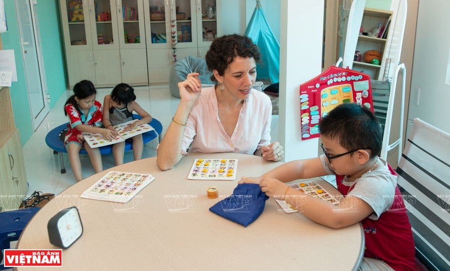 Elle est une orthophoniste de nombreux enfants autistes à Hanoï.