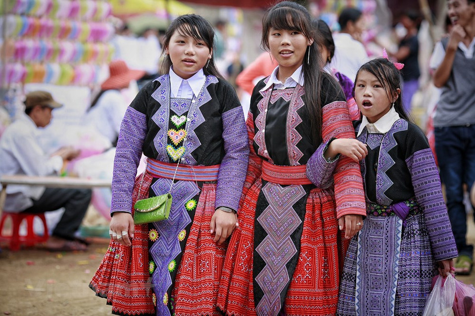  Les H’mông vivant dans le district de Vân Hô, province montagneuse du Nord-Ouest de Son La, ont un métier traditionnel qui fait leur fierté et est un symbole de leur habileté: le tissage du lin. Ce métier traditionnel est transmis de génération en génération. Ce travail montre en particulier le talent, la dextérité, et la manière de travailler qui représentent des critères d’évaluation d’une femme. Grâce aux mains habiles et à la riche imagination des femmes H’mông, de simples étoffes de lin deviennent de magnifiques costumes multicolores. La production de ces habits requiert plusieurs phases de tissage et de teinture plutôt complexes. Photo: VietnamPlus