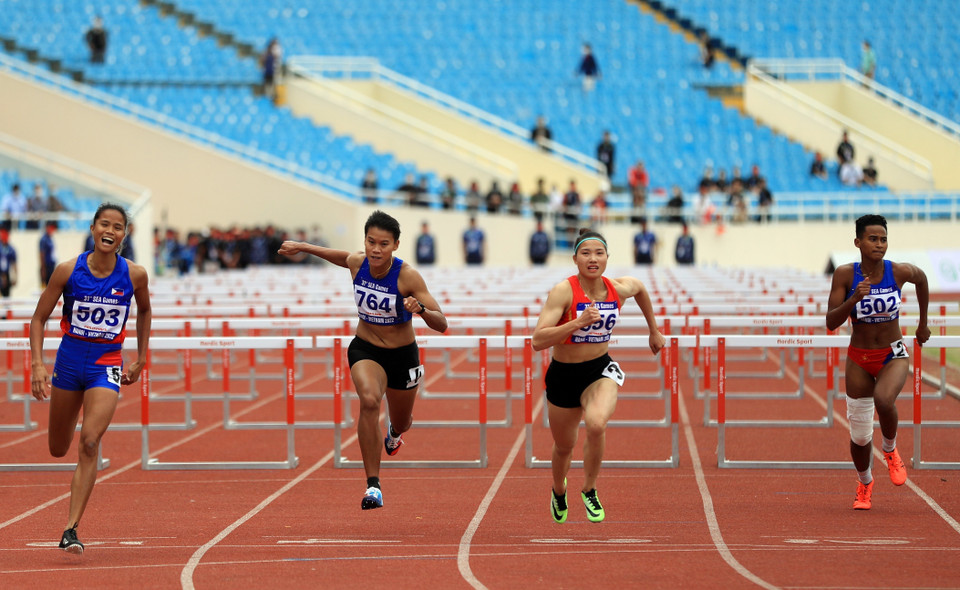 La coureuse Nguyen Linh Na ( deuxième à droite) a remporté la médaillde d'or au 100 m haies dames.