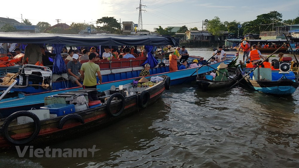 Accrocher des objets au poteau contient également de nombreux messages que les gens comprennent implicitement les uns avec les autres, tels que "ne pas accrocher, mais vendre" sont des bateaux restaurants servant de la nourriture et des boissons telles que la soupe de nouilles, la soupe aux gâteaux, le café..."C'est génial. Les bateaux n'ont pas d'enseigne, mais ils ont tous une longue perche sur laquelle sont suspendus leurs fruits et légumes. Dans la région, les fruits et légumes sont excellents. On peut aussi manger ici. Il y a toutes sortes de soupes de nouilles, du café et des boissons locales. On peut aussi écouter les habitants chanter le "don ca tài tu", un chant traditionnel local. Ce marché flottant est vraiment incroyable et si je reviens à Cân Tho, je le parcourrai une nouvelle fois", partage Nguyên Truong Son, un touriste hanoïen.Photo: VietnamPlus