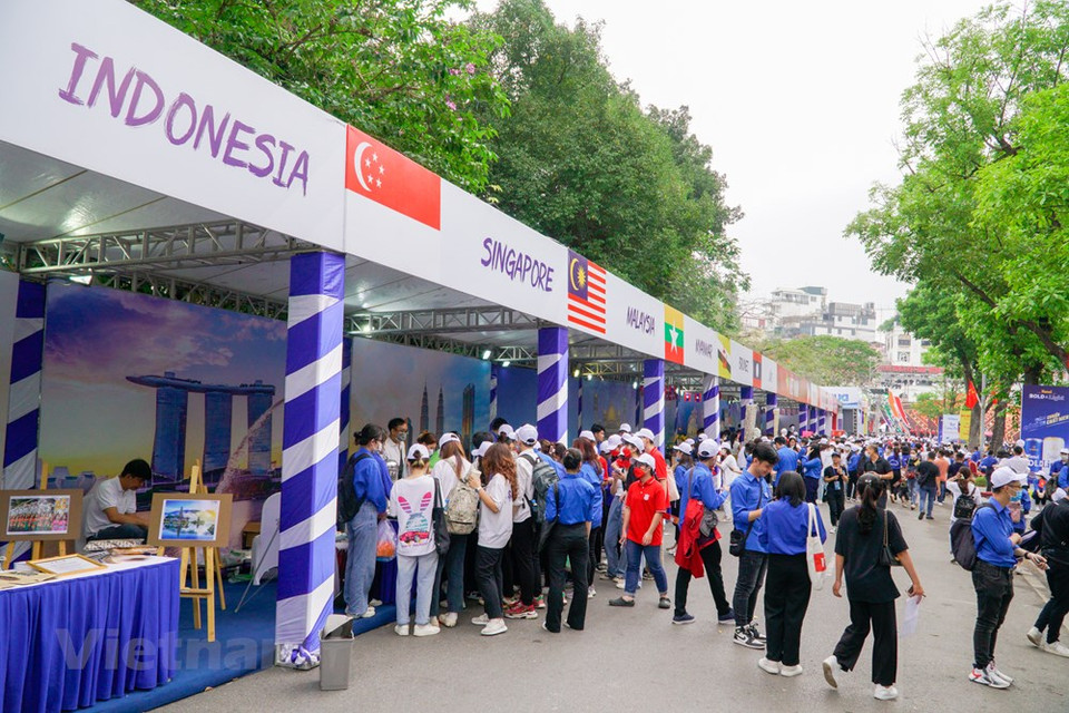 Soulignant que les SEA Games 31 seraient une bonne occasion de promouvoir le tourisme dans la capitale, le président du Comité populaire de Hanoi, Chu Ngoc Anh, a déclaré que tous les travaux devaient être préparés minutieusement. Il a demandé au Service municipal de la Culture et des Sports de se coordonner étroitement avec le ministère de la Culture, des Sports et du Tourisme et les unités concernées pour inspecter les sites de compétition, les installations. En qualité de pays hôte, le Vietnam ambitionne de remporter 140 médailles d’or, 77 d’argent et 71 de bronze lors de cet événement sportif régional.