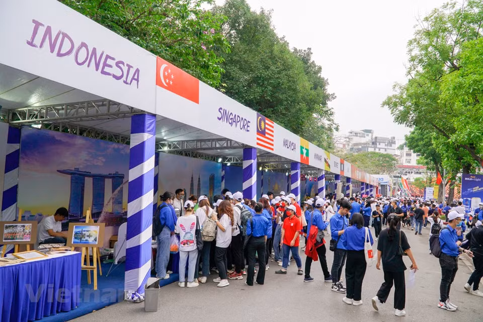 Soulignant que les SEA Games 31 seraient une bonne occasion de promouvoir le tourisme dans la capitale, le président du Comité populaire de Hanoi, Chu Ngoc Anh, a déclaré que tous les travaux devaient être préparés minutieusement. Il a demandé au Service municipal de la Culture et des Sports de se coordonner étroitement avec le ministère de la Culture, des Sports et du Tourisme et les unités concernées pour inspecter les sites de compétition, les installations. En qualité de pays hôte, le Vietnam ambitionne de remporter 140 médailles d’or, 77 d’argent et 71 de bronze lors de cet événement sportif régional.