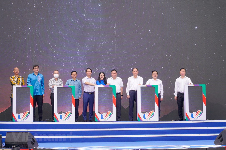 Hanoï a achevé les préparatifs des SEA Games 31 et tout est en place pour le plus grand événement sportif de la région. Le vice-ministre de la Culture, des Sports et du Tourisme, Hoang Dao Cuong, a souligné que les SEA Games 31 ouvriraient une série d’événements internationaux. Par conséquent, il s’agira d’un vrai coup de pouce pour le tourisme à Hanoï et dans tout le pays. Il a exhorté tous les organisateurs à organiser le mieux possible l’événement et à ce qu’une coopération étroite entre les unités municipales et les départements du ministère de la Culture, des Sports et du Tourisme soit mise en oeuvre pour les cérémonies d’ouverture et de clôture de cet événement.