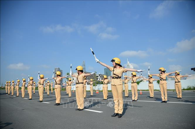 Des femmes policières chargées de la circulation.