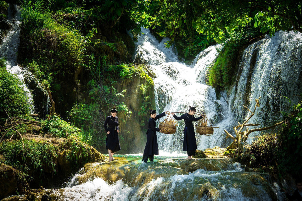 La cascade de Ban Sam, claire et fraîche toute l'année, attire de nombreuses personnes pendant les chauds jours d'été.